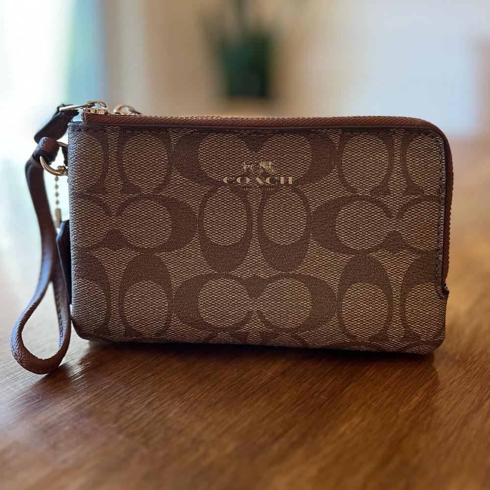 Coach wristlet // used